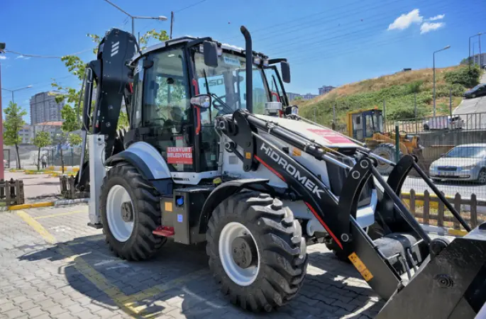 Esenyurt Belediyesi ilk etapta 5 yeni iş makinesini hizmete aldı