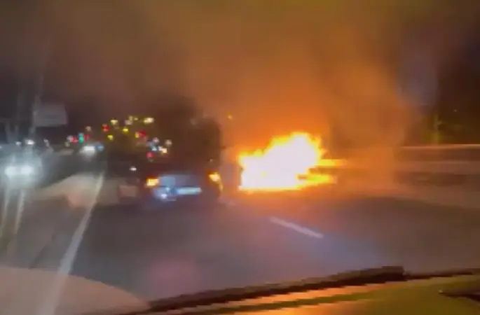 Eyüpsultan'da korkutan yangın! Otomobil küle döndü