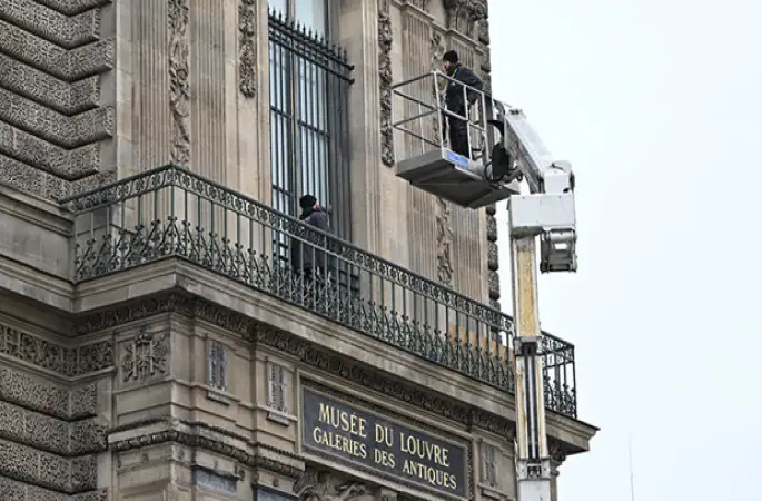 Fransa'yı şoke etmişti: Louvre Müzesi'ne demir parmaklık yerleştirildi