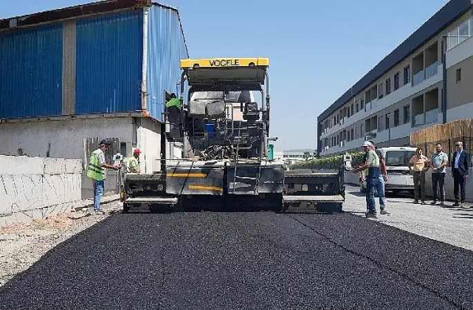 Gaziemir'de asfaltlama atağı: 4 bin 470 ton asfaltla yollar yenileniyor