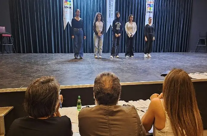 Genç İzmir'de tiyatro seçmelerine yoğun ilgi