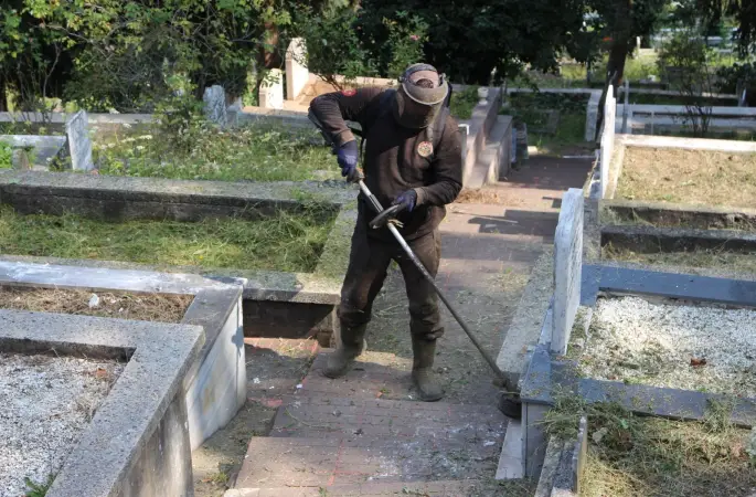 Giresun Belediyesi’nden mezarlıklarda temizlik çalışması