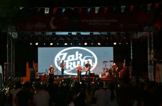 Gölmarmara'nın kurtuluş yıl dönümü Zakkum konseriyle kutlandı