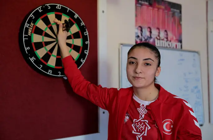 Hayali okçu olmaktı 15 yaşında dartta dünya şampiyonluğuna ulaştı