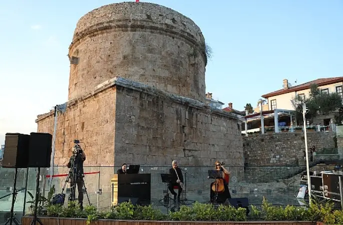  Hıdırlık Kulesi'nde Akdeniz manzarasına müzik eşlik etti