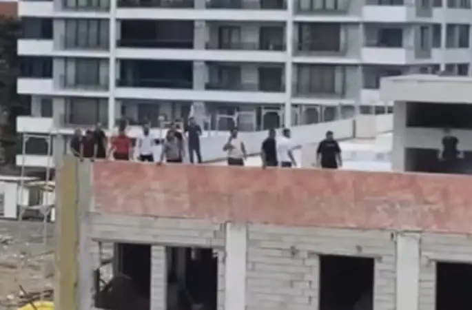 İskenderun’da maaşlarını alamayan işçiler çatıya çıktı