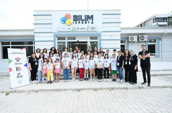 Isparta'da öğrenciler meyve ve sebzelerle çalışan araçlar tasarladı
