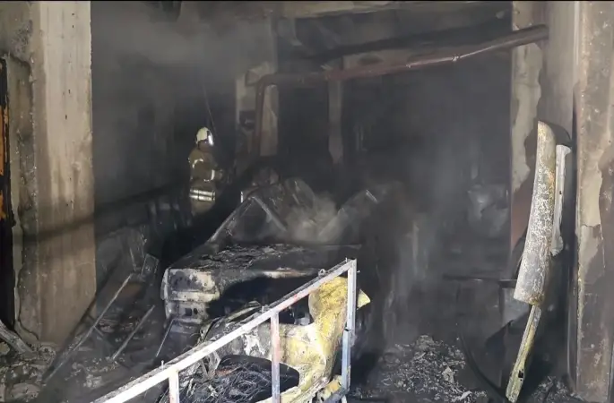 İstanbul'da kaporta boya dükkanında yangın: 4 araç küle döndü