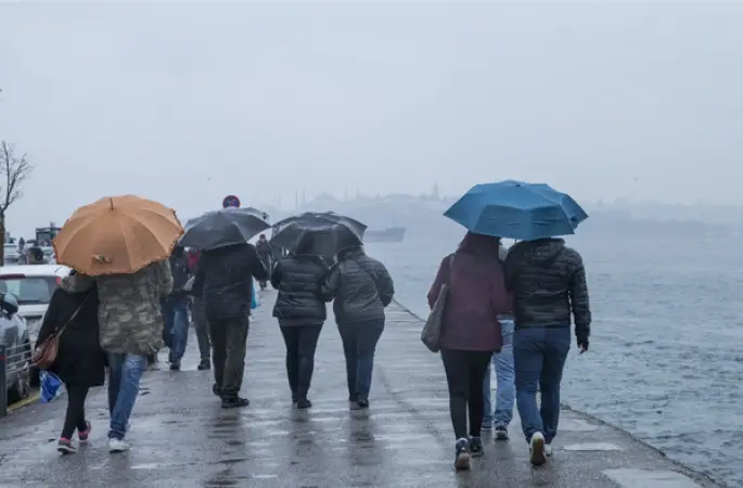 İstanbul’da sıcaklıklar düşüyor: Kuzey ilçelerine kuvvetli sağanak uyarısı