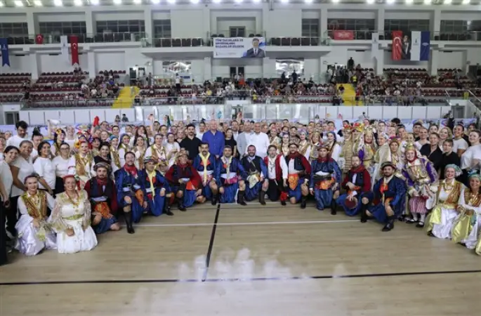 İzmir’de Balkan Halk Dansları kursunun final gösterisi düzenlendi
