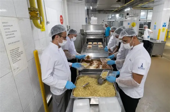İzmir’de günlük 42 bin kişilik sıcak yemek üretiliyor