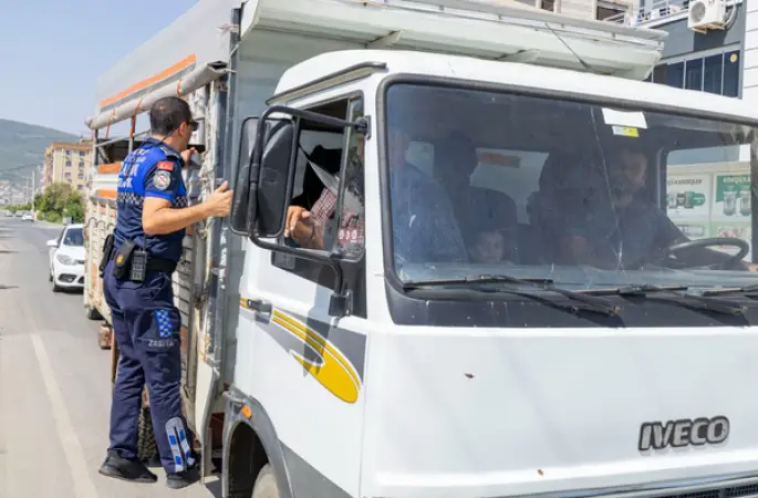 İzmir'de tarım işçisi servislerine sıkı denetim: Korsan araçlara trafikten men