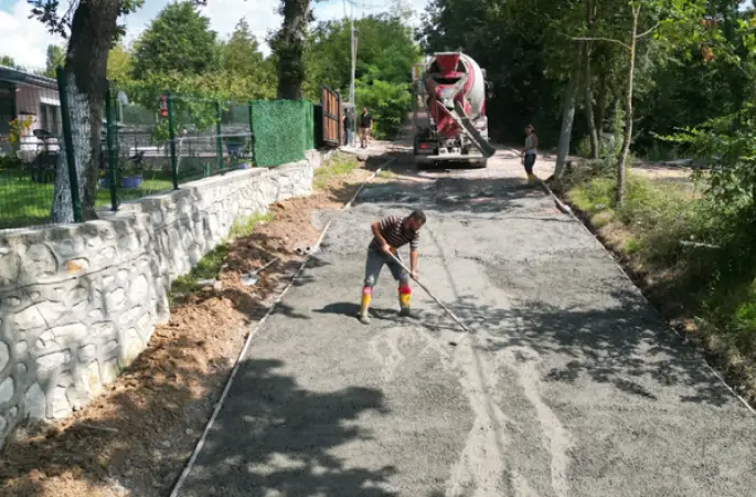 İzmit Belediyesi Dağköy'de beton yol çalışması yaptı