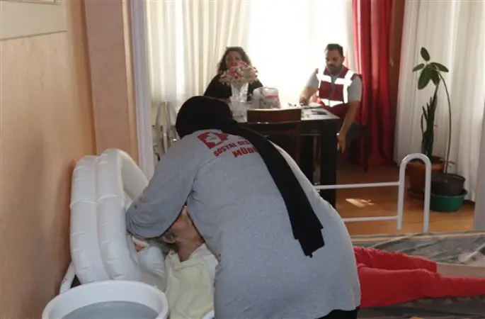İzmit Belediyesi evde temizlik hizmetini sürdürüyor