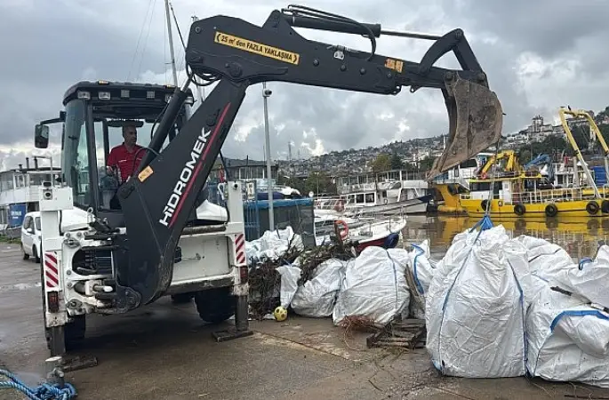 İzmit Körfezi'nde yağış sonrası temizlik mesaisi
