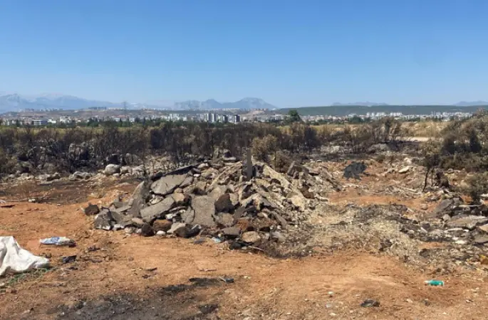 Kaçak moloz döktü, elektrik tellerini kopardı, yangına neden oldu