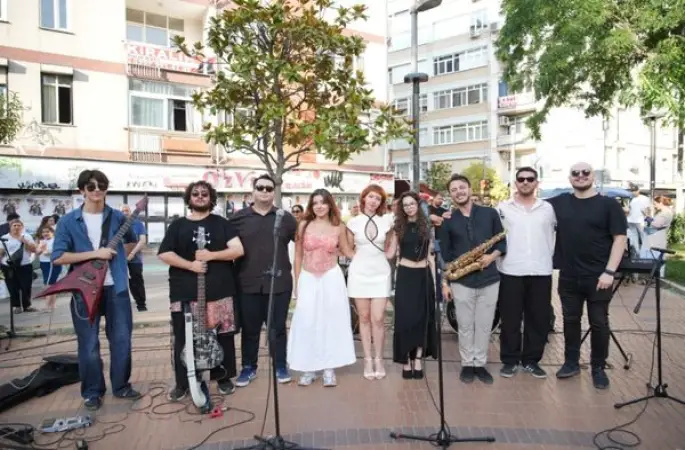 Kadıköy’de müzisyenler, müziği salonlardan sokağa taşıdı