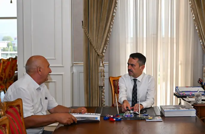  Kandıra Kurtyeri Mahalle Muhtarı Bayrak, Vali Aktaş’ı ziyaret etti