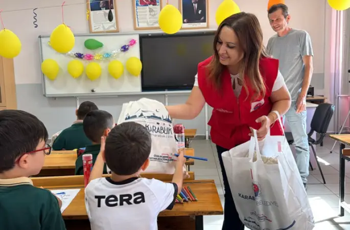 Karabük Belediyesinden 1. sınıf öğrencilerine eğitim seti desteği
