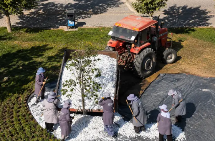 Karacabey’de Park ve Bahçeler ekipleri bakım, onarım ve düzenleme çalışmalarını sürdürüyor