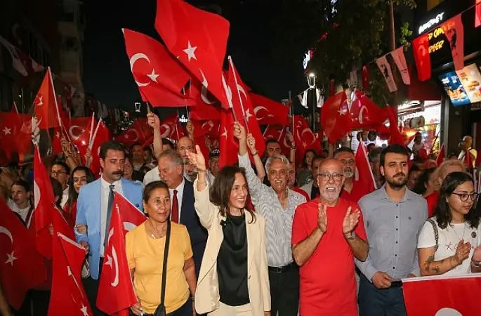 Karşıyaka Çarşısı 30 Ağustos'ta gelincik tarlasına dönüştü!