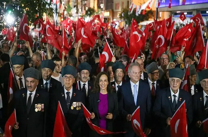Karşıyaka'da 9 Eylül coşkusu sokakları kırmızı beyaza bürüdü   