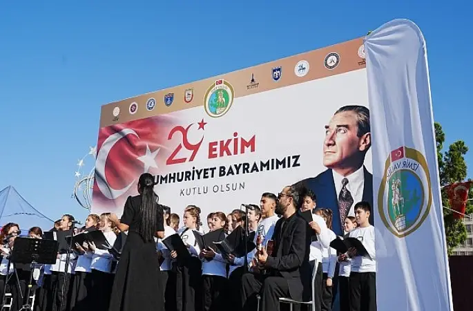 Karşıyaka'dan Öğrenciler, Halk Oyunları ve Çocuk Korosuyla Cumhuriyet Coşkusuna Ortak Oldu