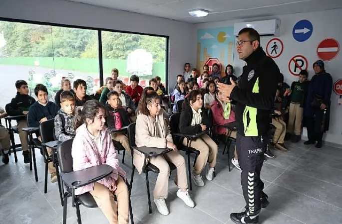 Kartepe'de Minik Öğrenciler Trafik Kurallarını Uygulamalı Öğreniyor