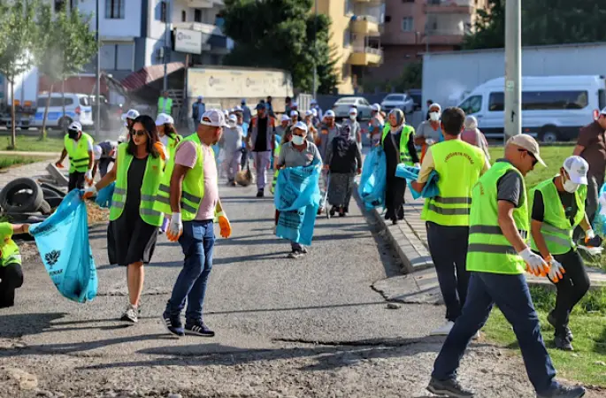 Kayapınar’da Huzurevleri Mahallesi’nde temizlik çalışması yapıldı