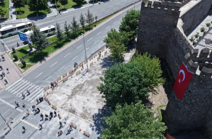 Kayseri Cumhuriyet Meydanı’nda yenileme çalışmaları sürüyor
