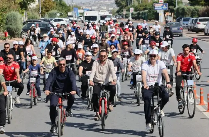 Kayseri’de doktorlar sağlıklı yaşam için pedal çevirdi