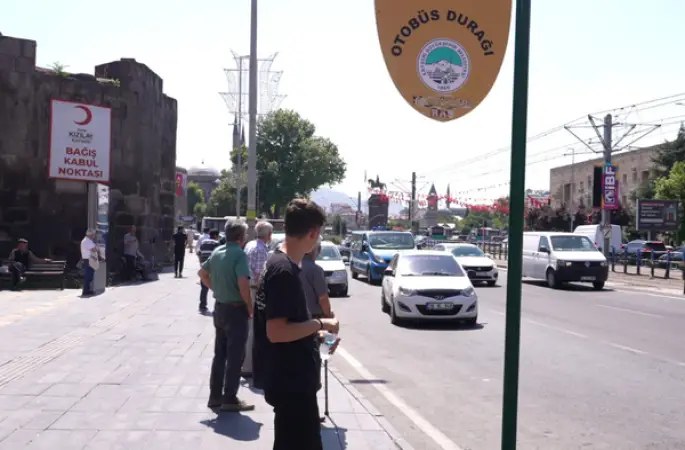 Kayseri’de zabıta ekiplerinden otobüs duraklarında hatalı park denetimi