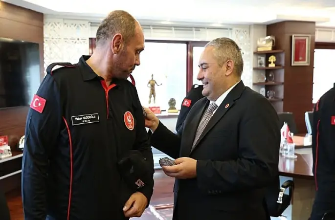KEÇ-TİM Arama ve Kurtarma Ekibi'ne Akreditasyon Peçlerini Başkan Özarslan Takdim Etti