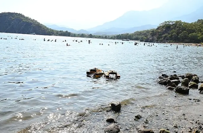 Kemer'de 575 metrelik deniz bariyeri takıldı 