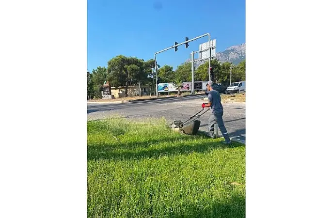 Kemer'de parklarda çim biçme çalışmaları