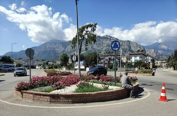 Kemer'de yeşil alanlarda bakım çalışmaları