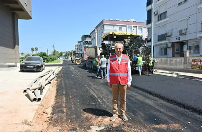Kepez’de 7 sokakta sıcak asfalt çalışması yürütülüyor