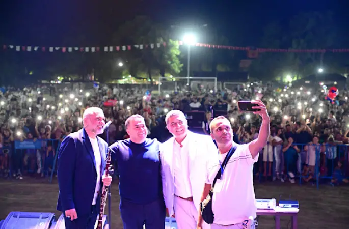 Kırkağaç'ta kurtuluş yıl dönümü ve kavun festivali kapsamında konser düzenlendi