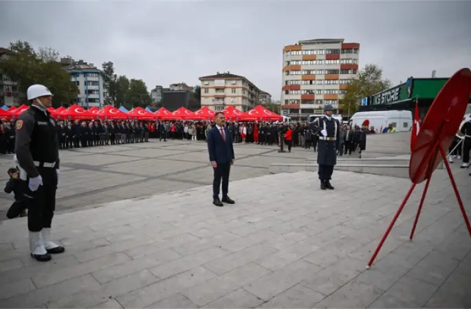 Kocaeli’de Cumhuriyet Bayramı kutlamaları çelenk töreniyle başladı 