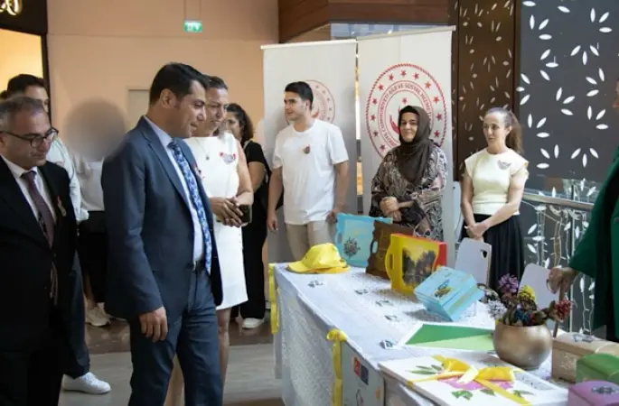 Kocaeli’de “Sarı Şapkalı Çocuk” sergisi açıldı