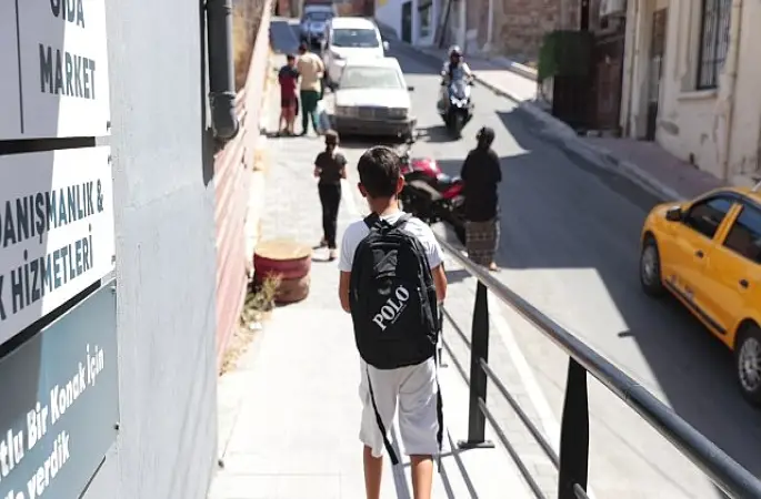Konak Belediyesi'nden ihtiyaç sahibi öğrencilere çanta ve kırtasiye desteği