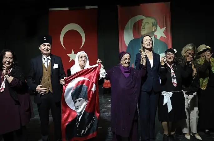 Konak'ın çınarlarından unutulmaz Cumhuriyet gösterisi