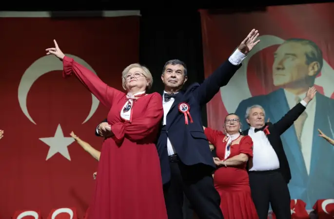 Konak'ta Cumhuriyet “Selam Olsun Cumhuriyet’e” gösterisiyle kutlandı