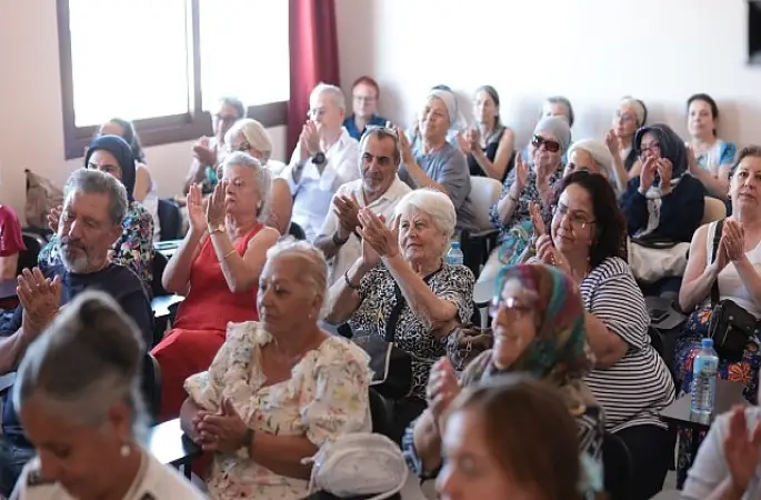 Konak'ta Dünya Barış Günü'nde gökyüzüne rengarenk balonlar salındı