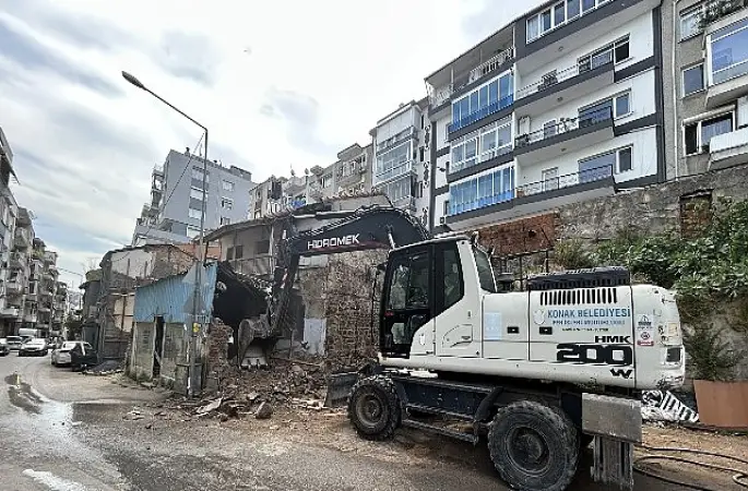 Konak'ta metruk bina yıkımları tam gaz