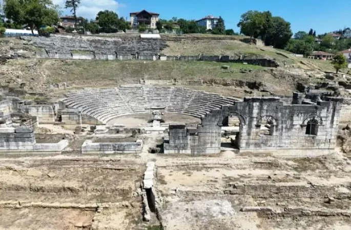 Konuralp Antik Tiyatrosu'nda kazı çalışmaları sürüyor