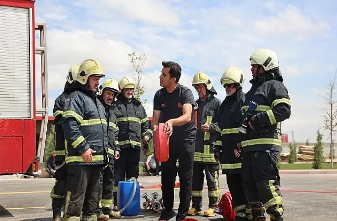 Konya Büyükşehir, Minibüs ve Servis Şoförlerine “Gönüllü İtfaiyecilik" Eğitimi Verdi