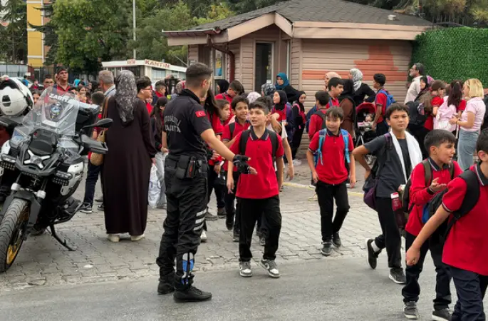 Konya Büyükşehir Zabıtası okul çıkışlarında öğrencilerin güvenliğini sağlıyor