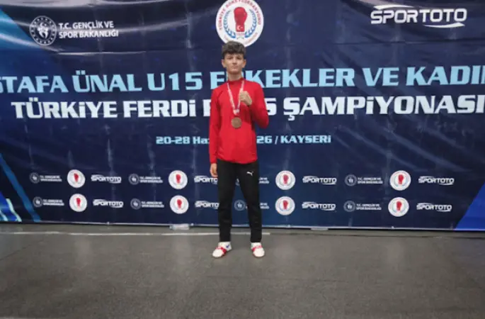 Kütahya Belediyesporlu genç boksör Mehmet Turan Delibaş, Türkiye üçüncüsü oldu