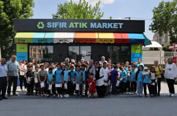 Kütahya'da öğrencilerinden Sıfır Atık Market’e geri dönüşüm desteği